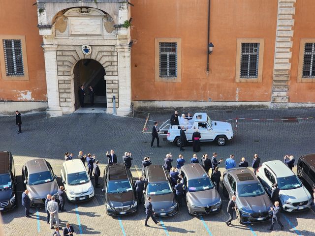 포프모빌 탑승한 레오 14세 교황