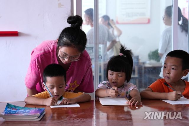 글자 쓰는 연습하는 어린이