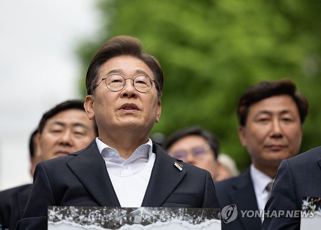 구호 외치는 이재명 후보