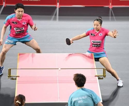 탁구 세계선수권 혼합복식에 나선 신유빈(오른쪽)과 임종훈의 경기 장면