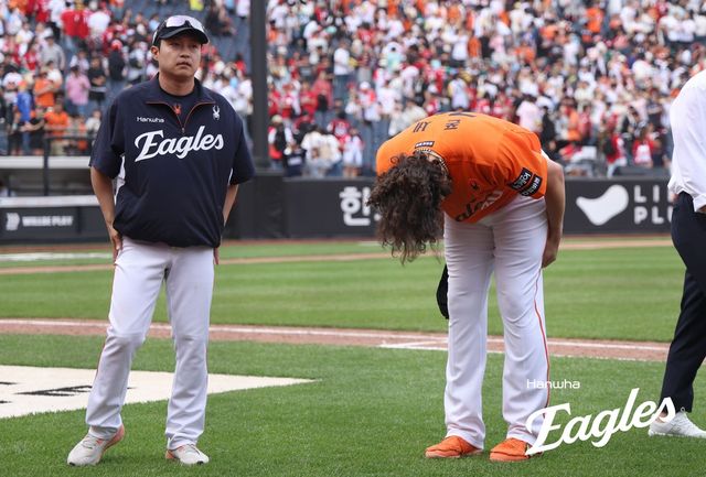 팬들에게 인사하는 폰세