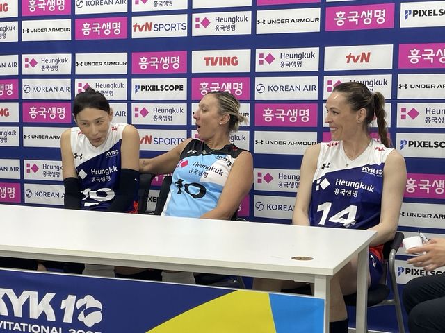 익살스러운 표정을 보이는 김연경