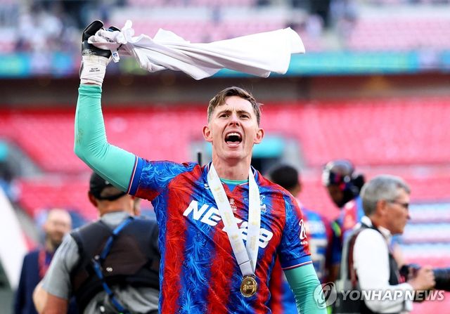 FA컵 우승 메달을 걸고 기뻐하는 딘 헨더슨