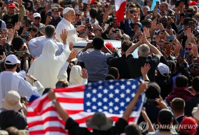 성베드로 광장 돌며 인사하는 최초의 미국인 교황 레오 14세