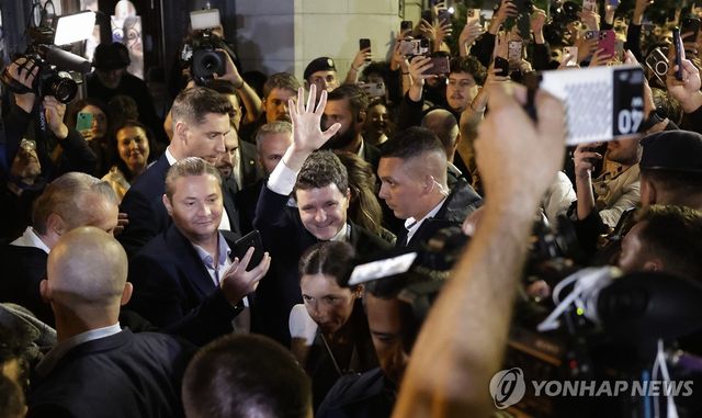 지지자 환호에 화답하는 니쿠쇼르 단 루마니아 대통령 당선자