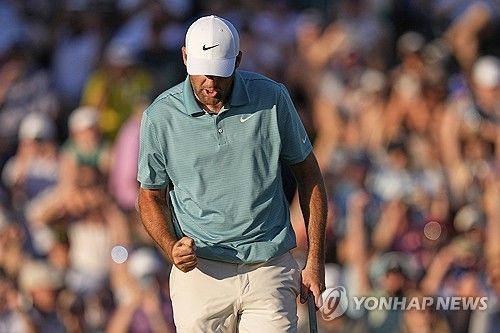 버디를 잡고 포효하는 셰플러.