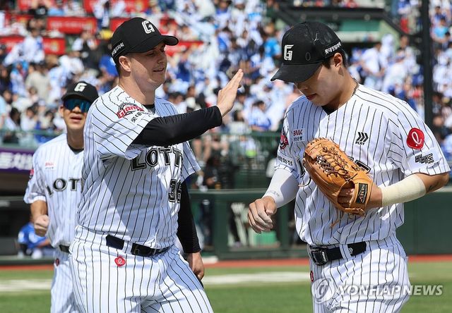 무실점 데이비슨 동료들 격려