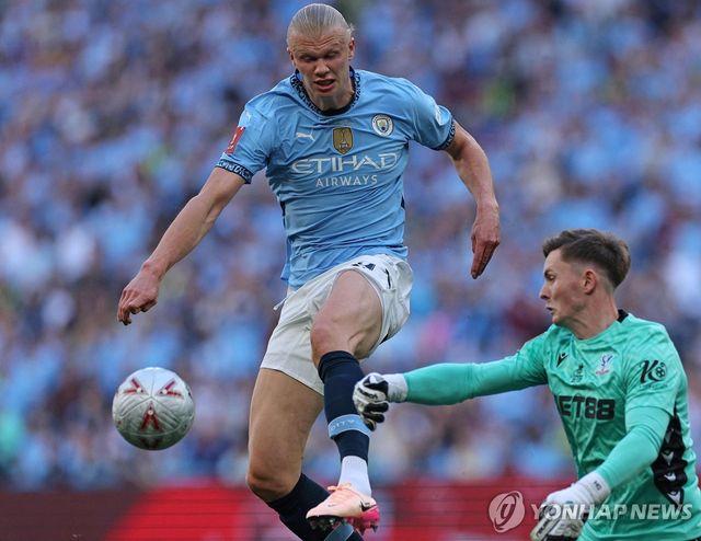 엘링 홀란 앞에서 볼을 쳐내는 딘 헨더슨(오른쪽)