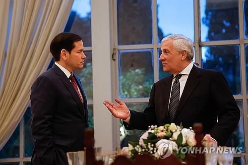 대화하는 루비오 미 국무장관(좌)과 타야니 이탈리아 외무장관