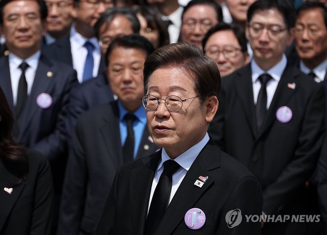 개헌 입장 공개 관련 질문에 답하는 이재명 후보