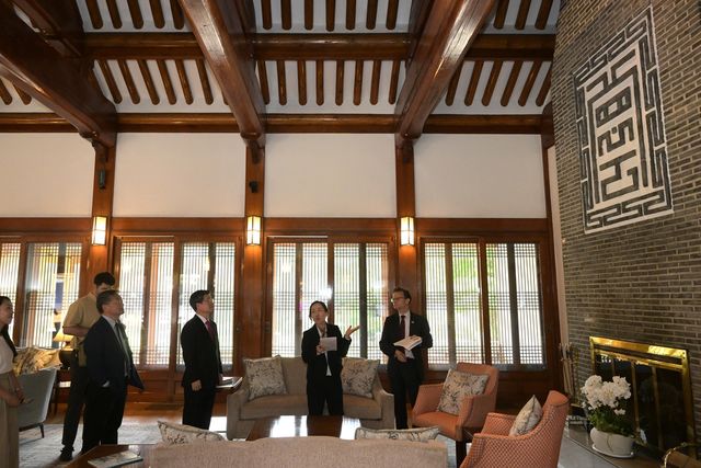 주한미국 대사관저를 둘러보는 김길성 서울 중구청장 