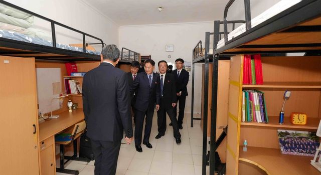 평양과학기술대학 기숙사 둘러보는 왕야쥔 주북 중국대사(맨앞)