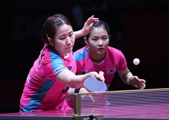 이은혜(왼쪽)와 김나영의 세계선수권 여자복식 경기 장면