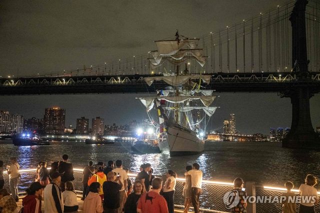 17일(현지시간) 미국 뉴욕 브루클린브리지와 부딪힌 멕시코 해군 훈련함