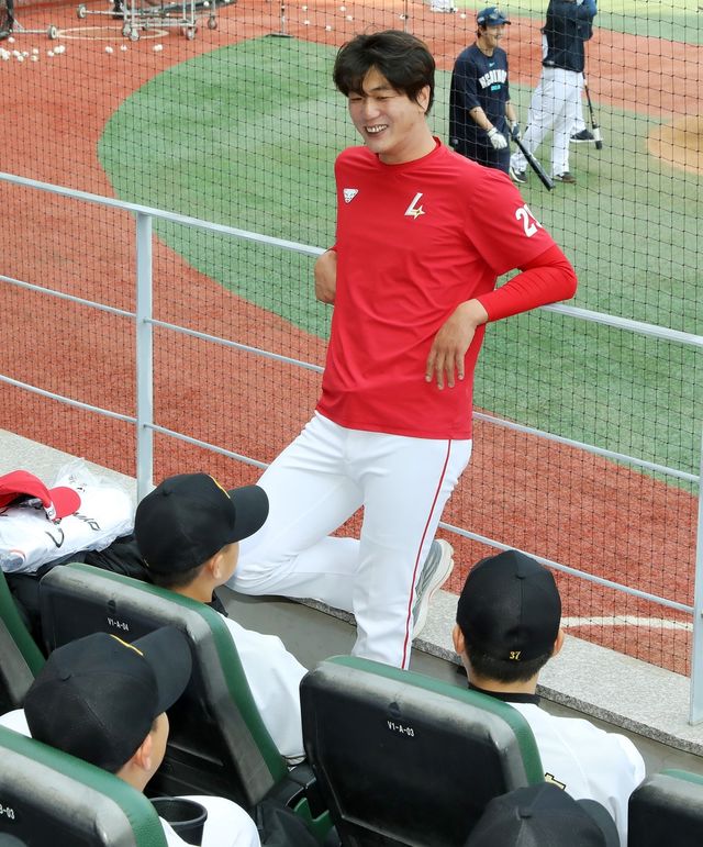 지난해 초등학교 야구부를 초청해 함께 시간을 보낸 김광현