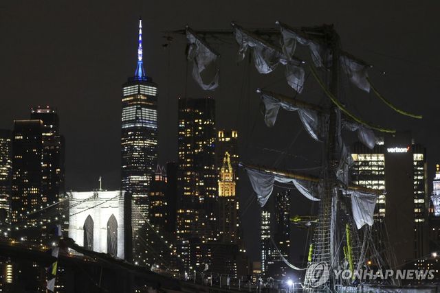 17일(현지시간) 미국 뉴욕 브루클린브리지와 부딪힌 멕시코 해군 훈련함