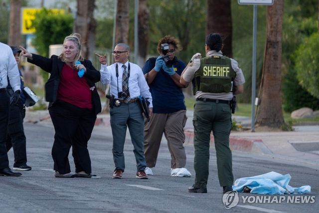 폭발 현장 주변 조사하는 현지 당국자들