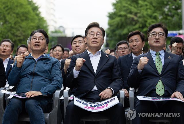 임을 위한 행진곡 제창하는 이재명 후보