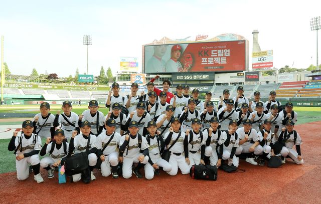 초등학교 야구부와 기념 촬영하는 SSG 김광현
