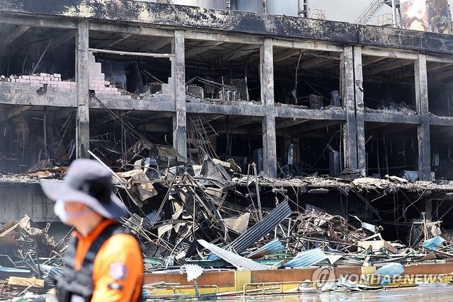 불에 탄 타이어공장