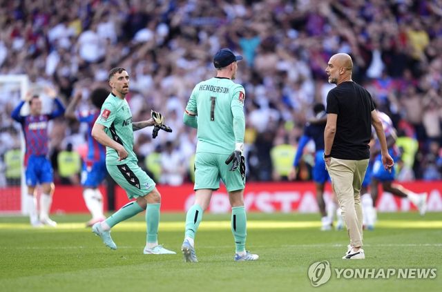 페프 과르디올라 감독과 이야기를 나누는 딘 헨더슨(가운데)