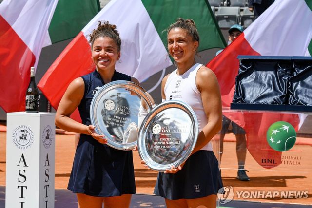 복식 우승 파올리니(왼쪽)와 에라니.
