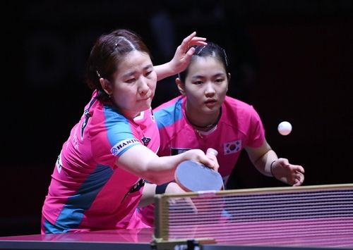 이은혜(왼쪽)와 김나영의 세계선수권 여자복식 경기 장면