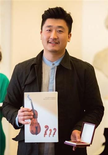 2016년 폴란드 '비에니아프스키 바이올린 제작 콩쿠르' 시상식 당시 박지환 씨의 모습 [연합뉴스 자료사진]