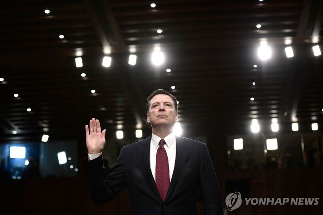 2017년 의회 청문회에 참석한 제임스 코미 전 FBI 국장