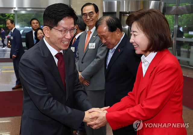 인사하는 김문수 후보와 나경원 공동선거대책위원장