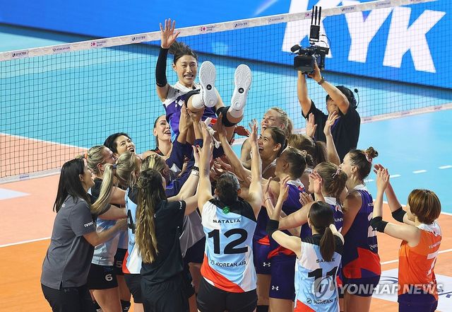 세계 올스타 선수들의 헹가래 받는 김연경