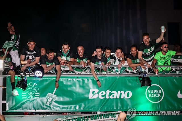 정규리그 우승을 기뻐하는 스포르팅 선수들