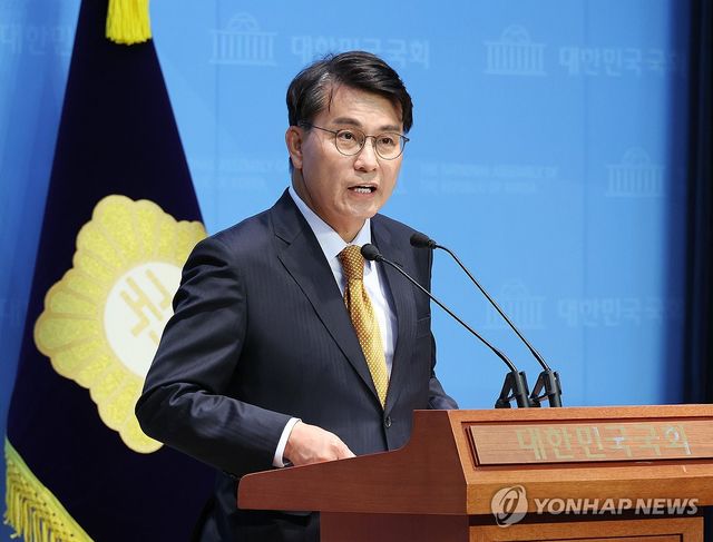 현안관련 회견하는 윤상현 의원