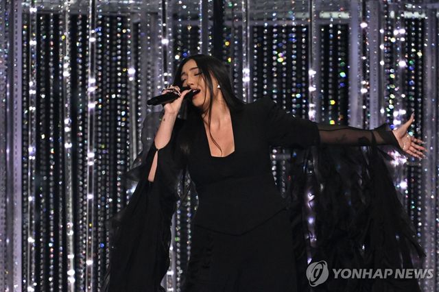 유로비전 결선 무대 선 이스라엘 가수 유발 라파엘