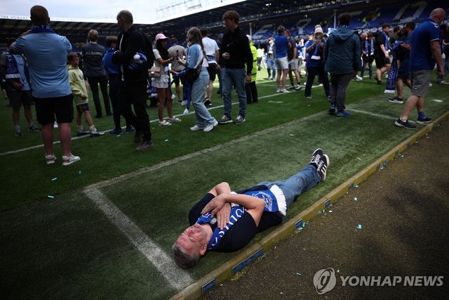 에버턴의 마지막 홈경기가 치러진 구디슨 파크 잔디에 누운 팬