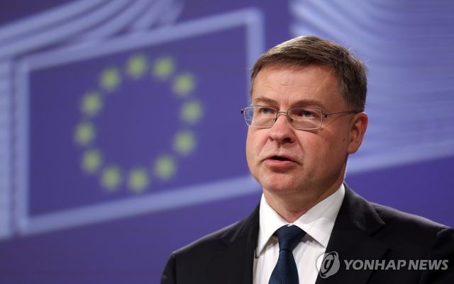 기자회견하는 EU 집행위원