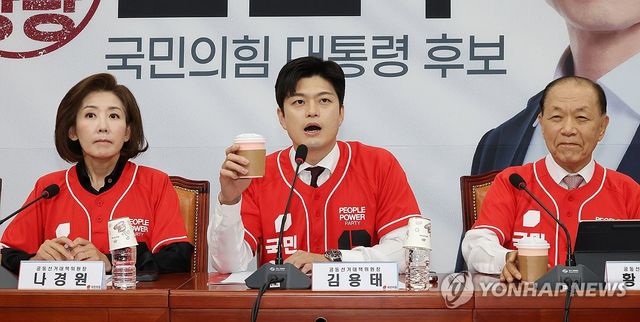 커피 들고 발언하는 김용태 비대위원장