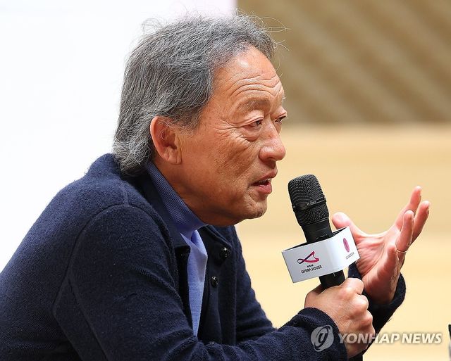 질문에 답하는 정명훈