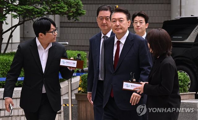 법정 향하는 윤석열 전 대통령