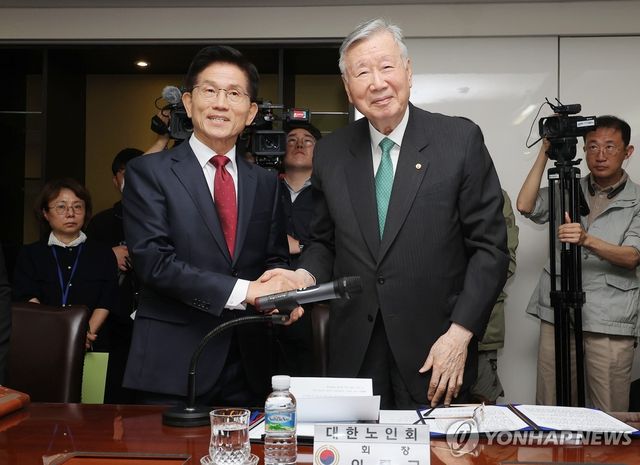 이중근 대한노인회장 만난 김문수 대선 후보