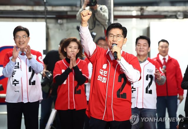 김문수 후보, 서울역 지나는 시민들에게