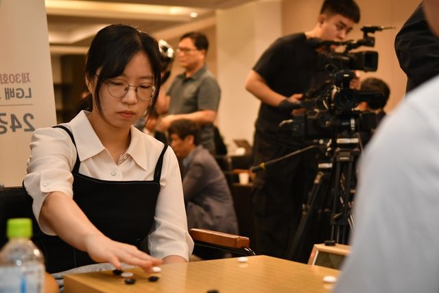 최정 9단이 제30회 LG배 16강에 올랐다.