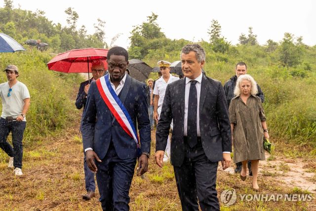 아마존 밀림의 교도소 건설 예정지역을 둘러보는 프랑스 법무장관