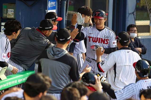 홈런을 때리고 더그아웃에 돌아와 동료 축하를 받는 오지환