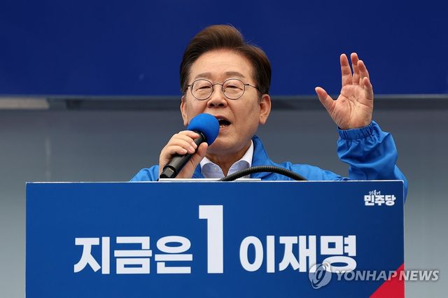 광주 집중유세에서 지지 호소하는 이재명 후보