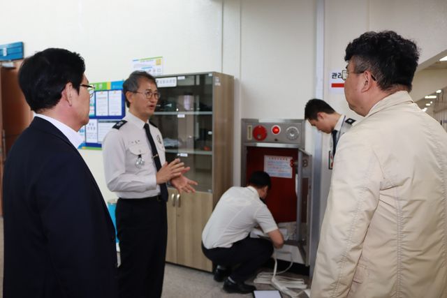 호반체육관에서 안전점검 하는 김승룡 강원소방본부장