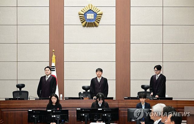 입장하는 지귀연 부장판사