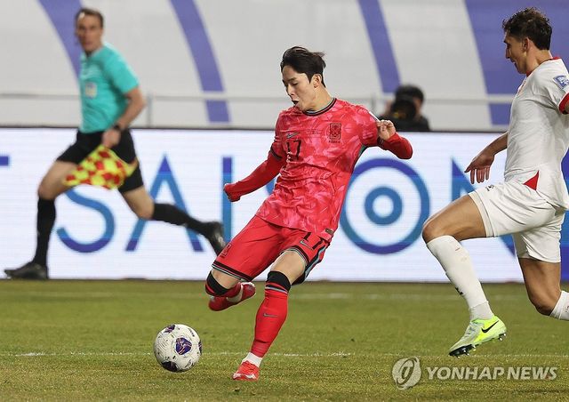 슛 시도하는 양민혁