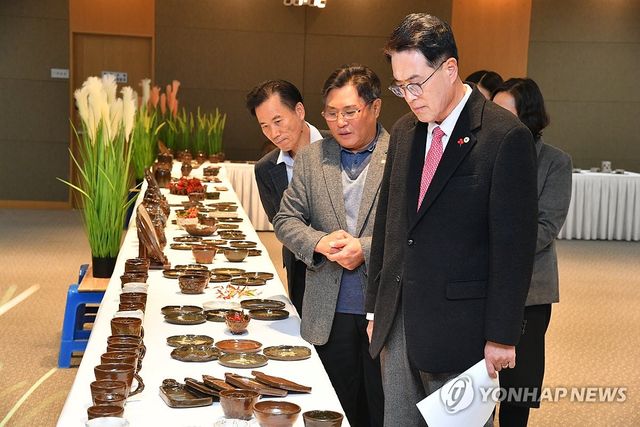 울주군민들이 만든 옹기 작품 전시회