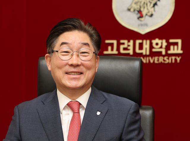연합뉴스와 인터뷰하는 김동원 고려대 총장